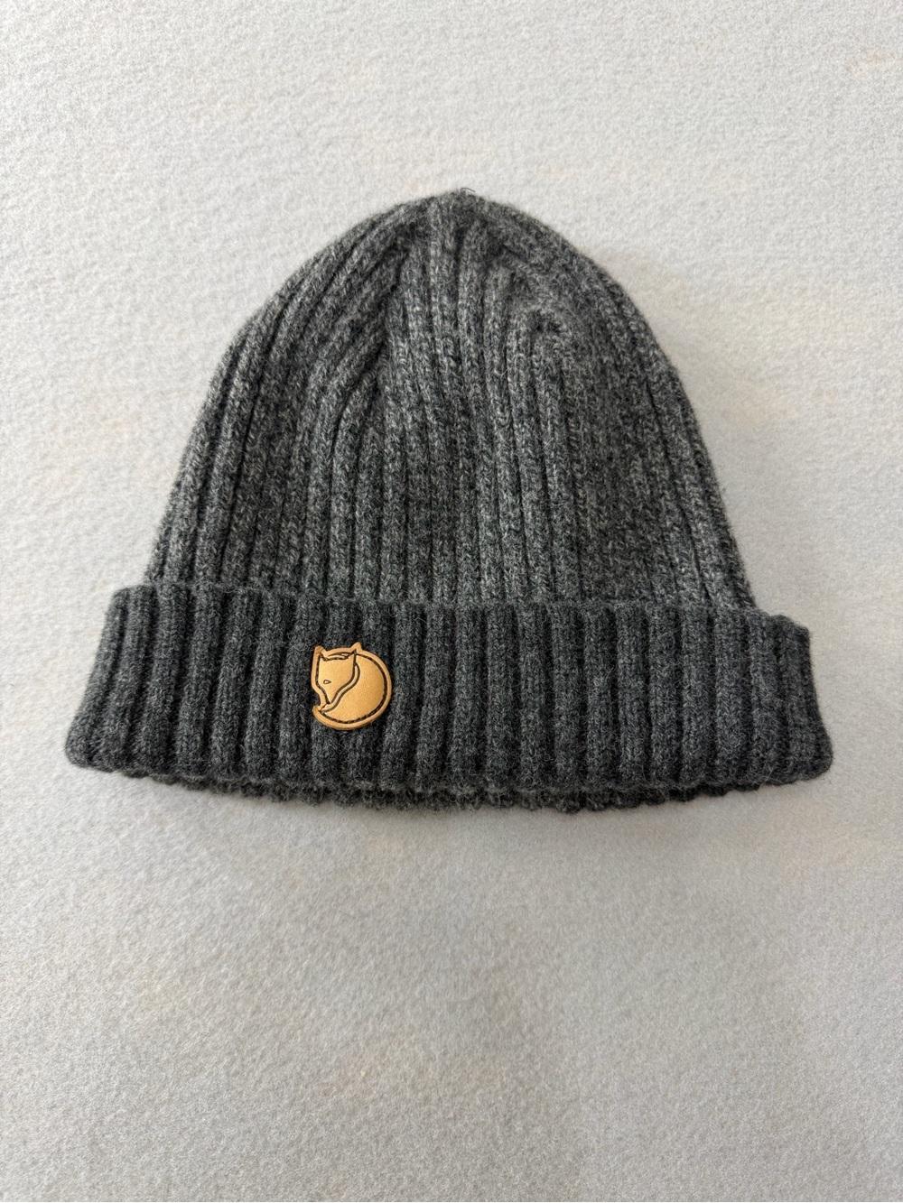173/746 Fjallraven Beanie Gray Ribbed Knit Hat Fox Logo Swedish Flag New